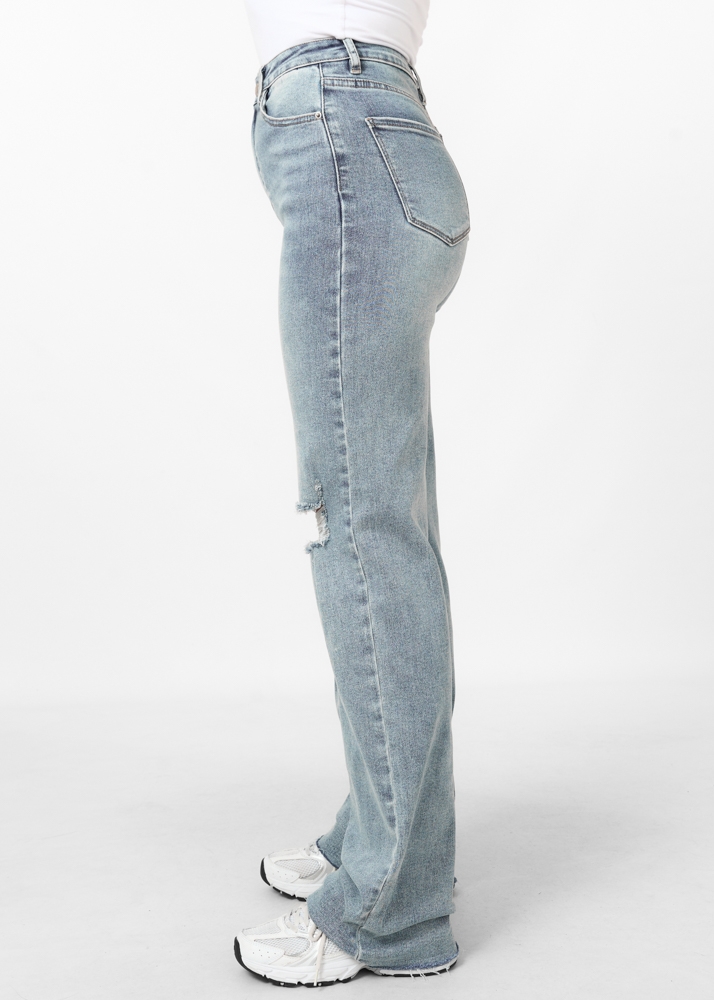 Straight leg destroyed stretch jeans