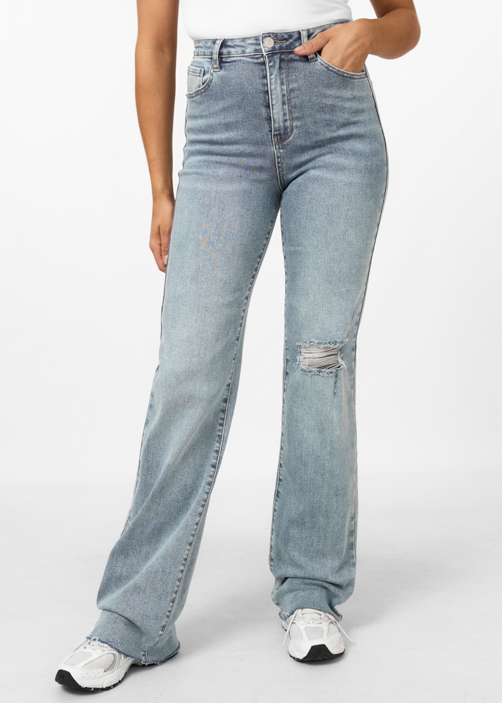 Straight leg destroyed stretch jeans